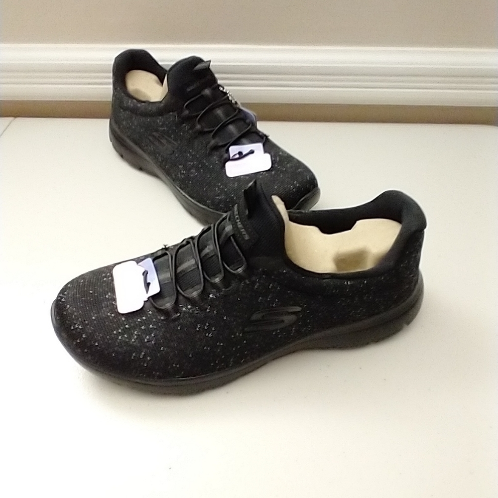 NIB. SKECHERS SUMMIT-LOVELY SKY #12987/BBK